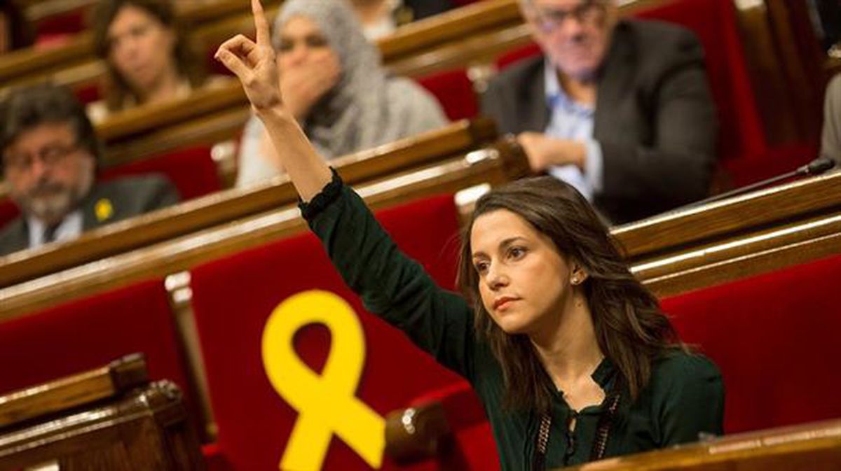 La líder de Ciudadanos, Inés Arrimadas, participa en el pleno del Parlament.