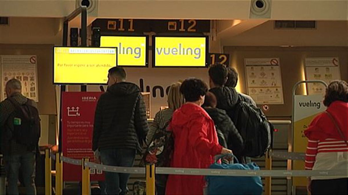 Facua presenta una denuncia contra Vueling por cobrar equipaje mano en cabina