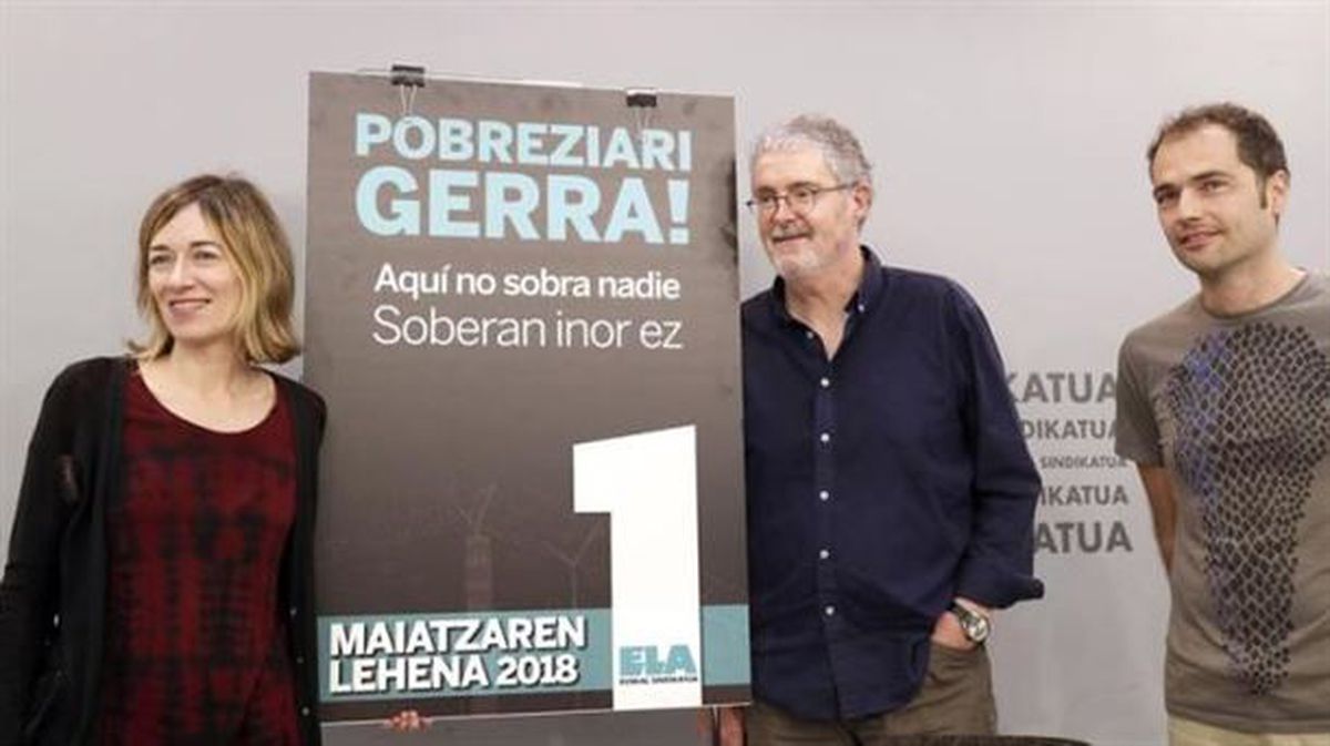 El secretario general de ELA, Adolfo Muñoz, junto a cartel de la celebración del 1º de Mayo. EFE