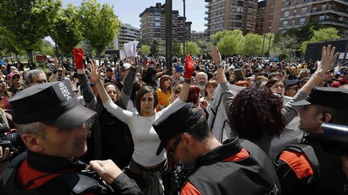 Manifestantes, en la plaza situada ante el Palacio de Justicia de Pamplona.