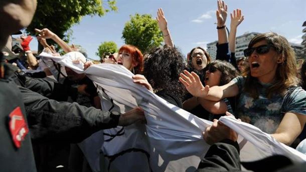 Indignación en las calles de Pamplona tras la sentencia sobre la violación grupal. Foto: EFE