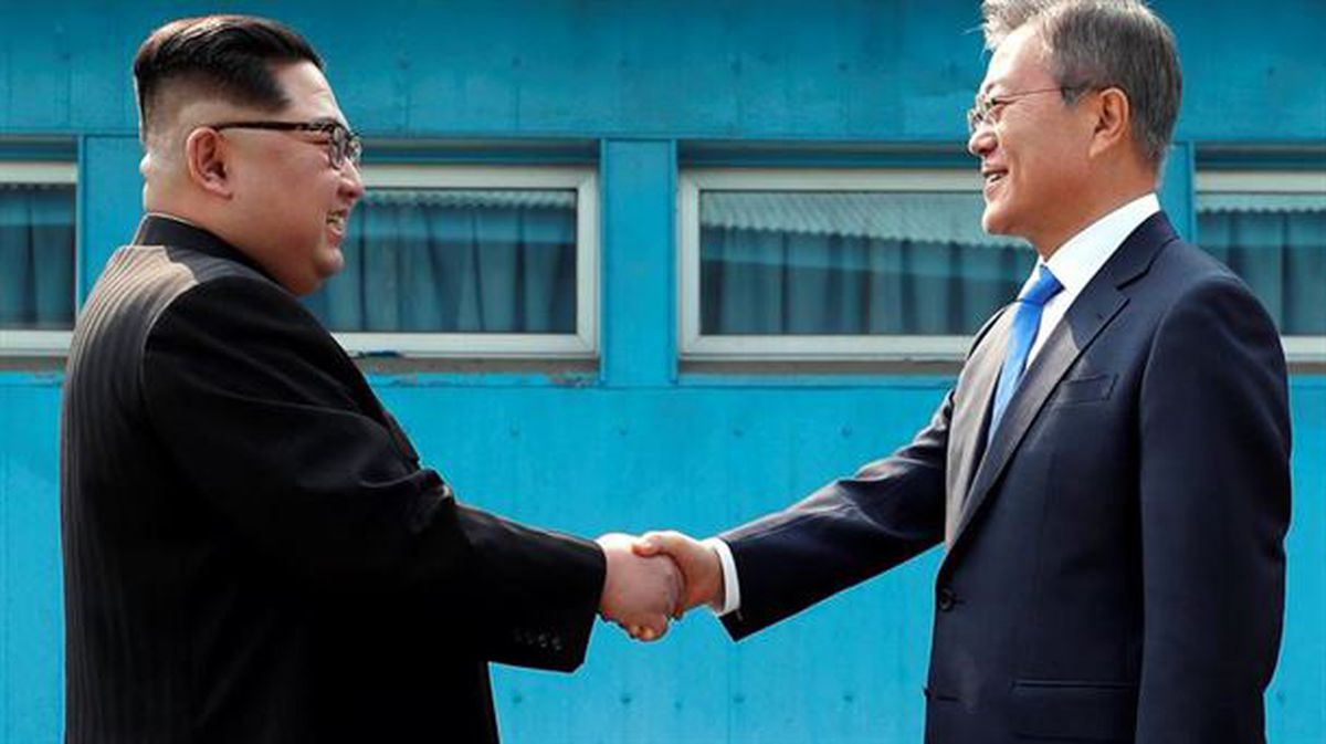 Apretón de manos entre ambos líderes en la línea que divide las dos Coreas / EFE.