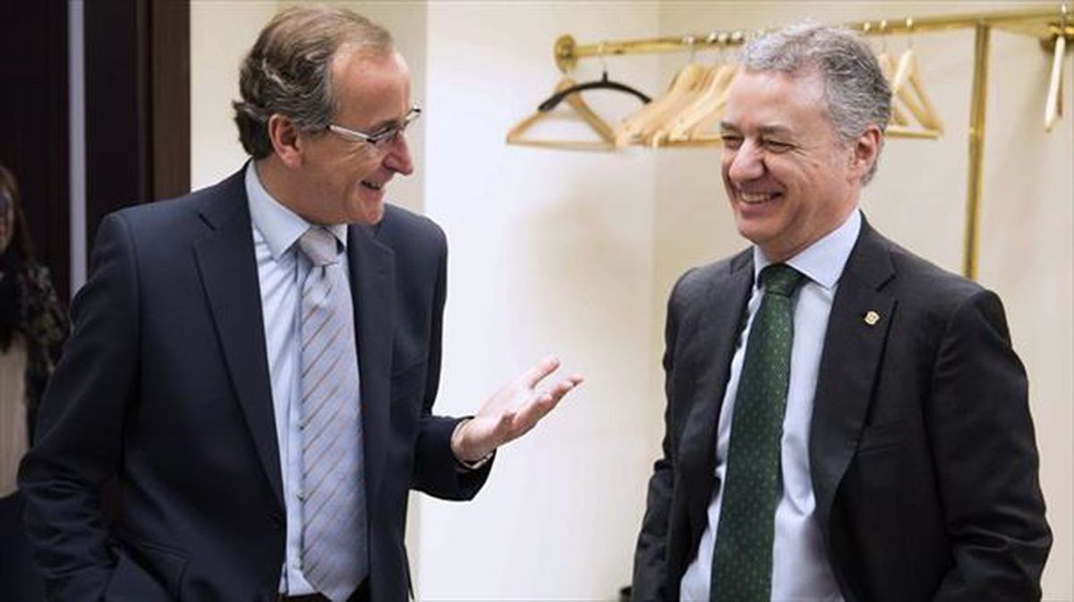 Alonso y Urkullu charlan en los pasillos del Parlamento Vasco / EFE.