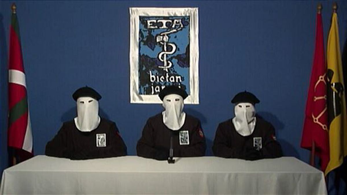 Imagen obtenida del vídeo en el que ETA anuncia el fin de su actividad armada.