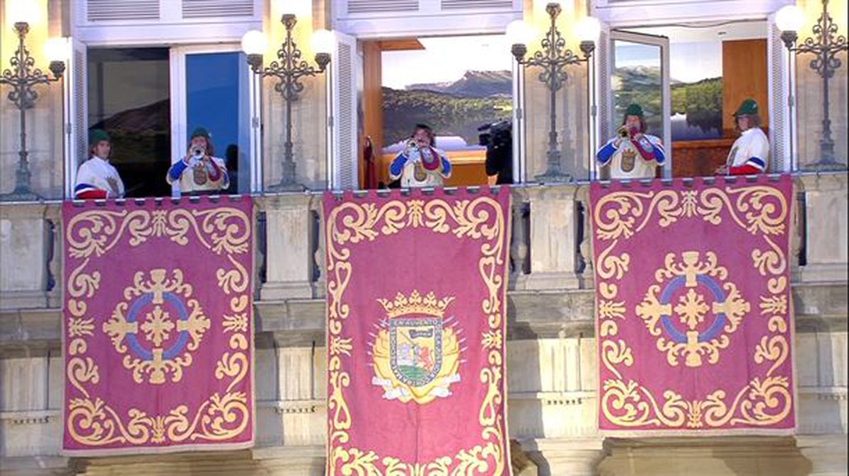 Trompeteros y atabaleros interpretan la retreta de San Prudencio desde la balconada de la Diputación