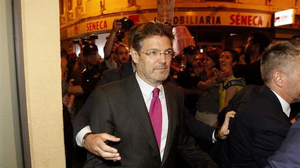 Rafael Catalá, frente a una protesta contra la sentencia de La Manada / EFE.