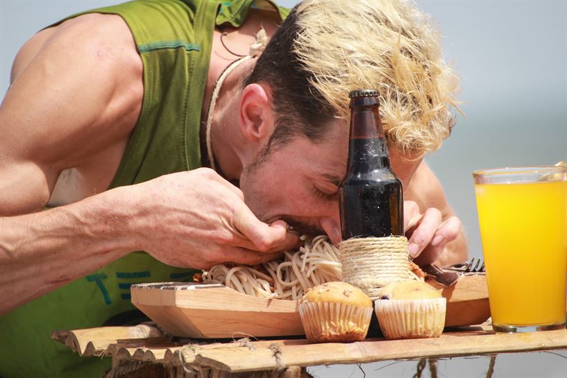 Gotzon disfruta de la comida que ha elegido por ganar el juego de inmunidad