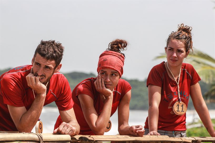 Los concursantes menos afortunados observan envidiosos cómo comen los ganadores