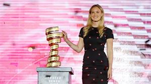 Bar Refaeli modeloa, aurkezpenean 