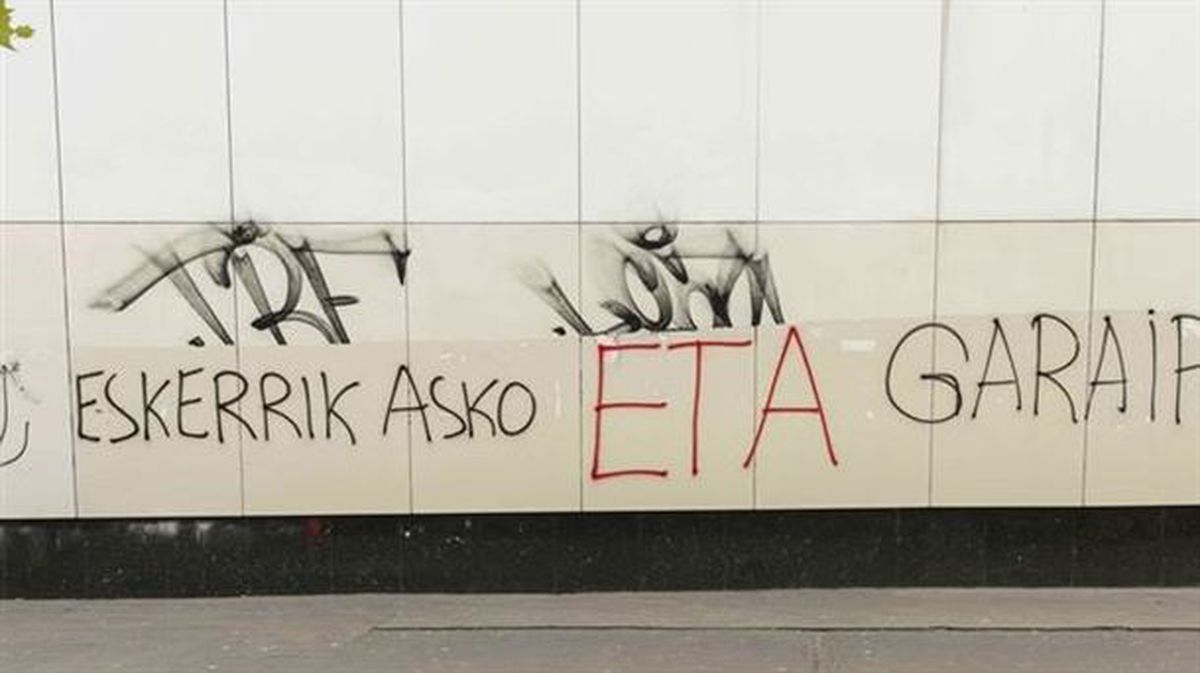 ETAri 'eskerrak emateko' pintadak agertu dira Euskadiko hainbat tokitan. EFE