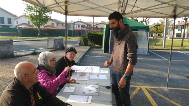 Gizonezko bat botoa ematen, Gure Esku Dagok deitutako herri-galdeketan. Irudia: Gure Esku Dago 