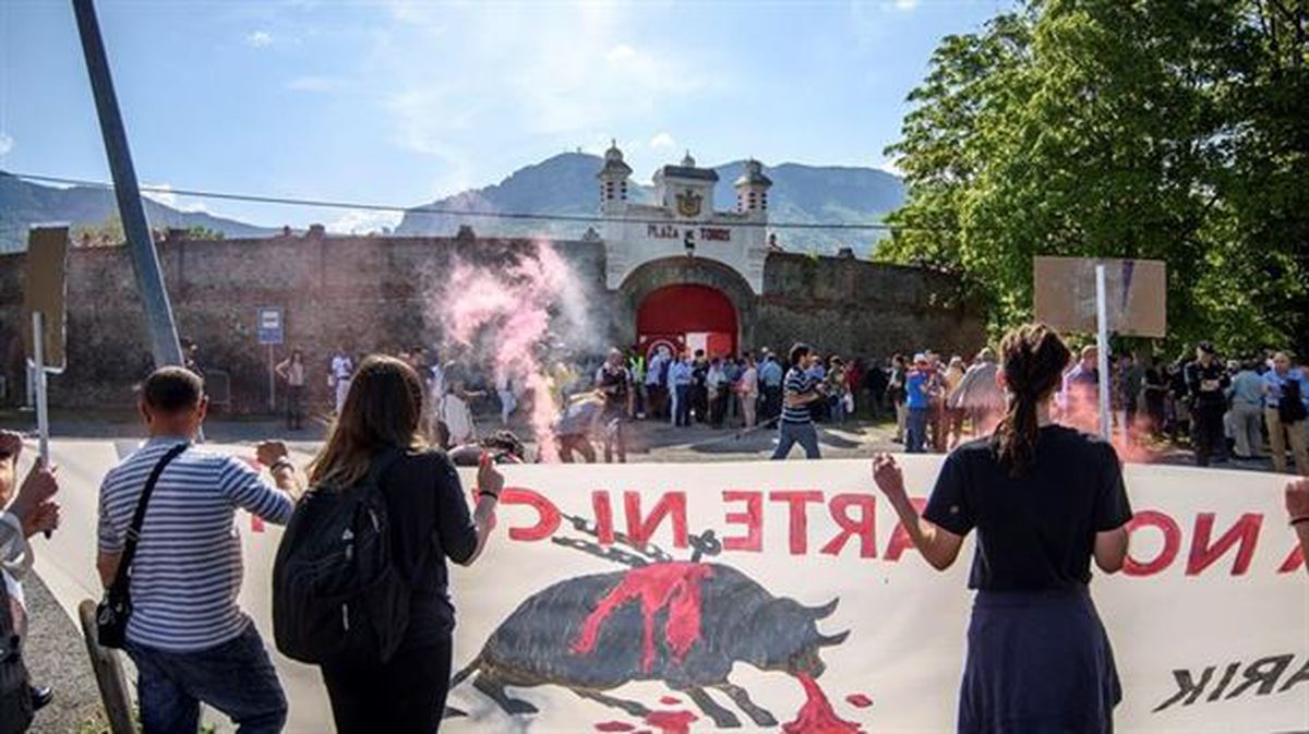 Zezenketen aurkako protesta Urduñan. EFE