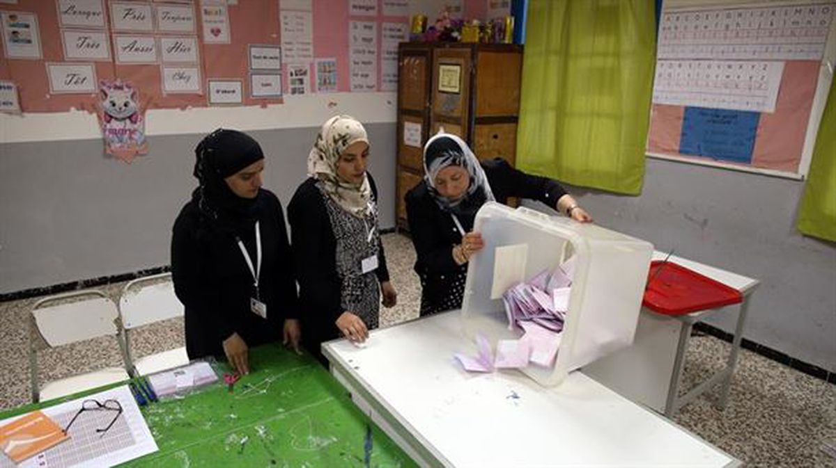 Recuento de votos en uno de los colegios electorales de Túnez.