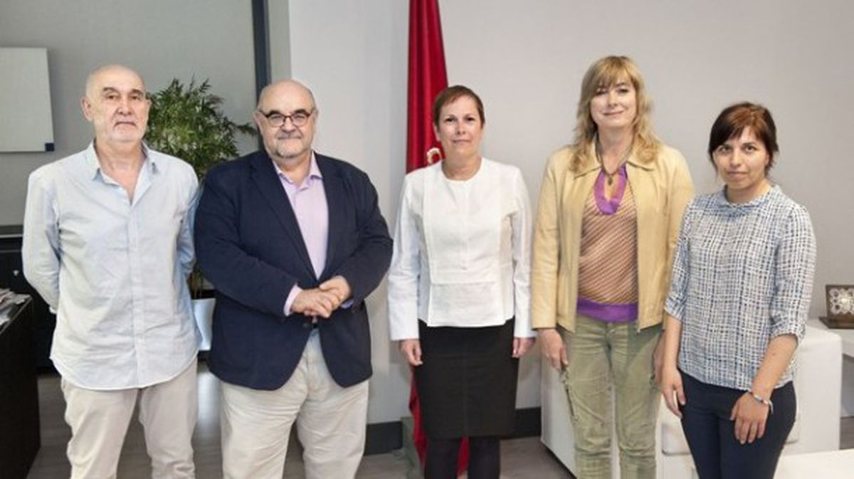 Esteban Beltrán (AI) y la presidenta del Gobierno Foral, Uxue Barkos. Foto: Gobierno de Navarra