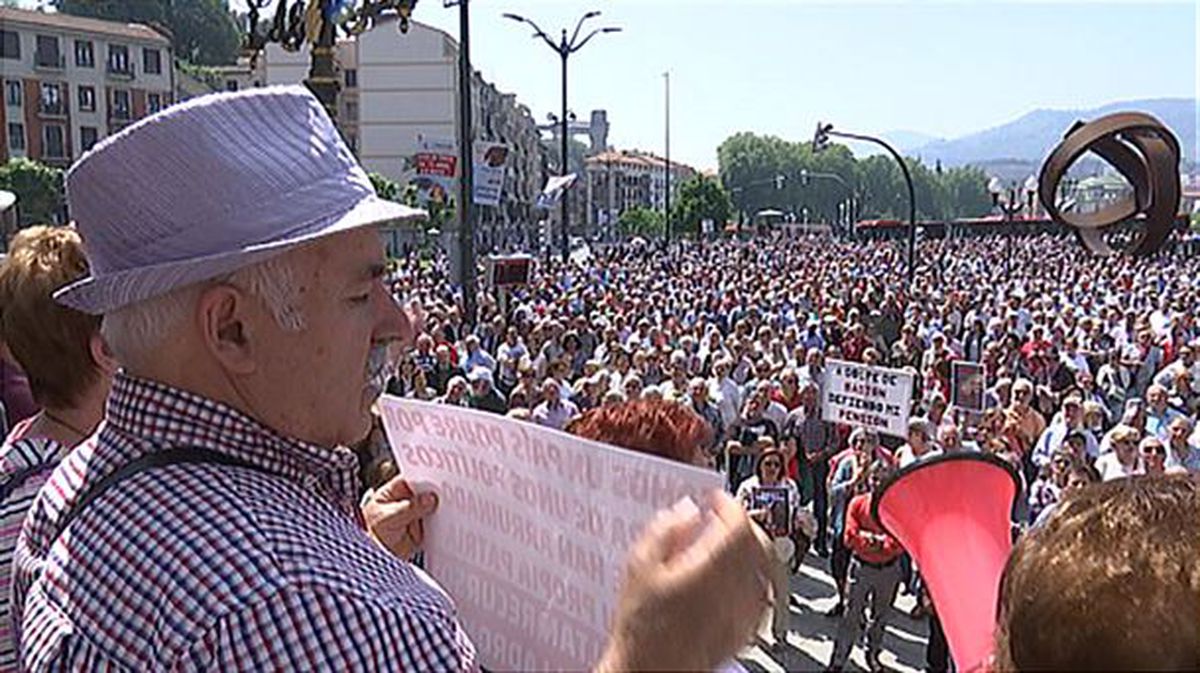 Los pensionistas alaveses se concentran en Vitoria para exigir pensiones dignas. Foto: EFE.