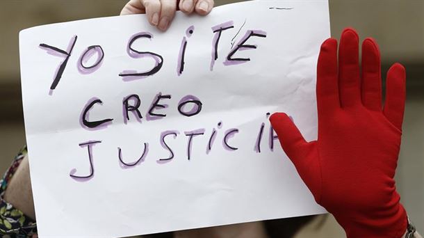 Imagen de una concentración en contra de la sentencia de 'La Manada'. Foto de archivo: EFE