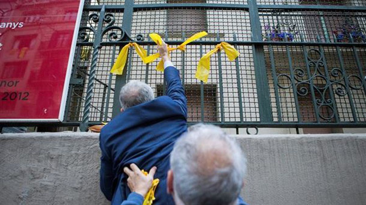 Lazos amarillos en Barcelona. Foto: Efe