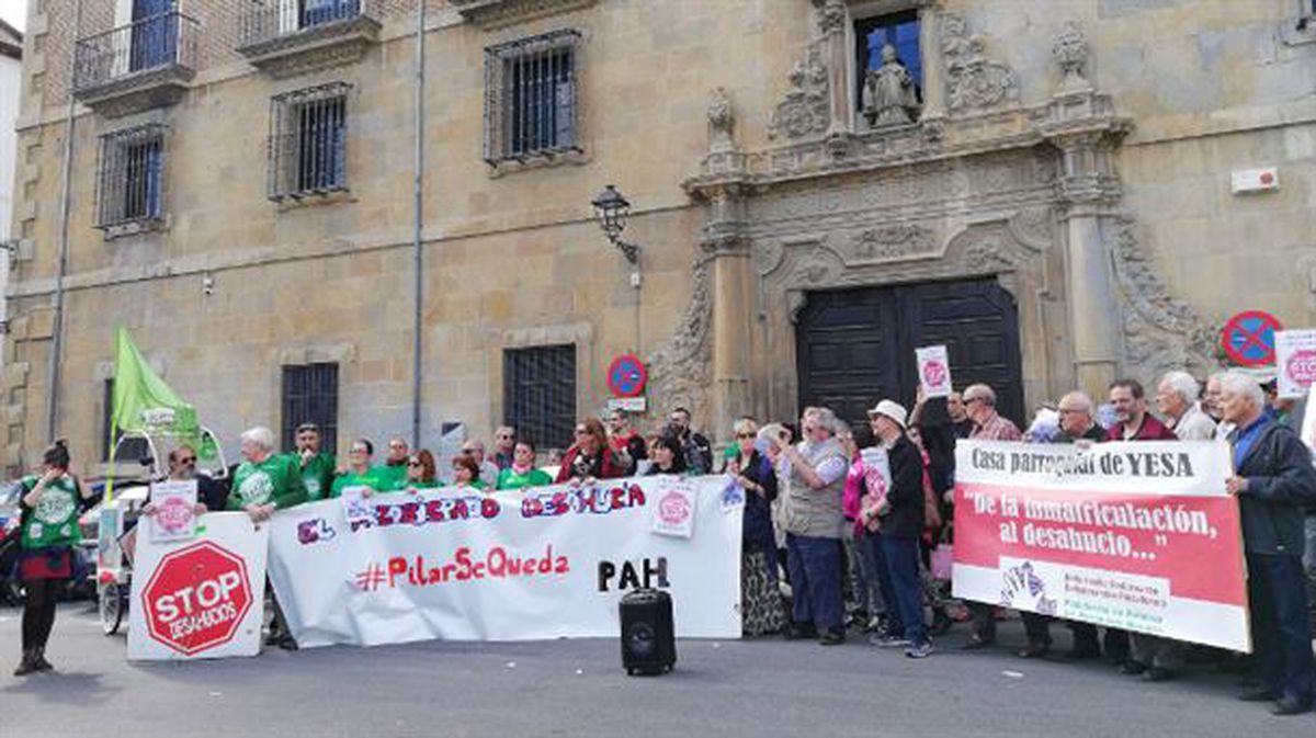 Protesta ante el Arzobispado de Pamplona. Foto: Adela González