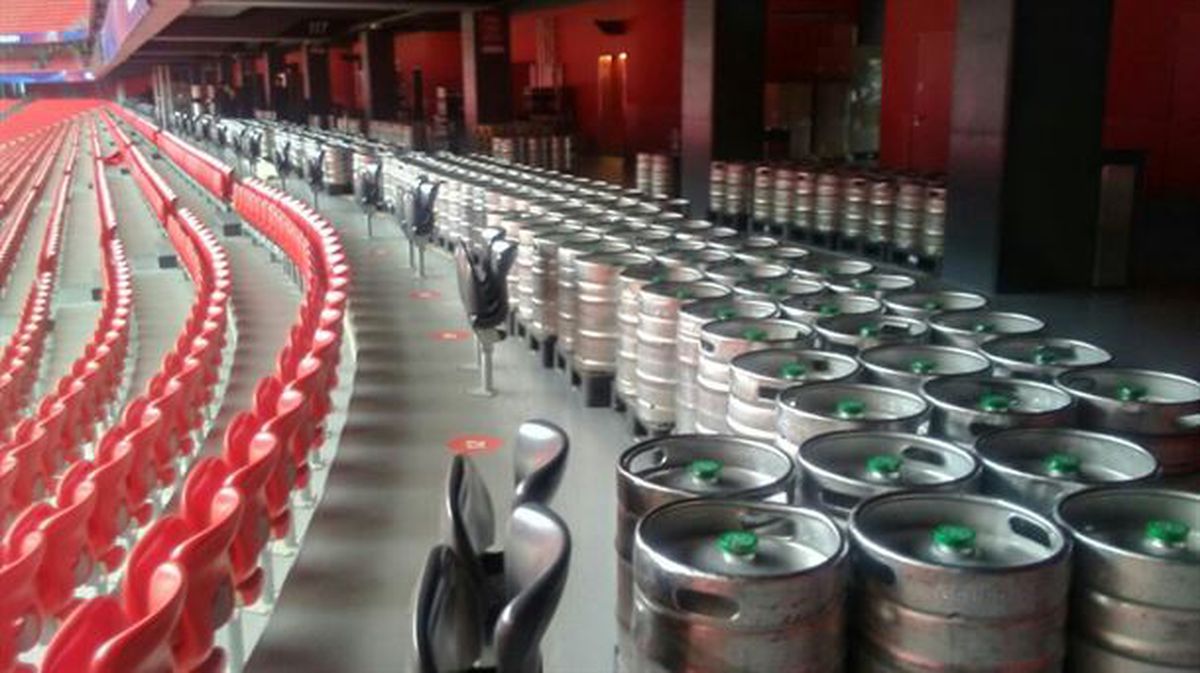 Barriles de cerveza en San Mamés para las finales de rugby. Foto difundida por las redes sociales