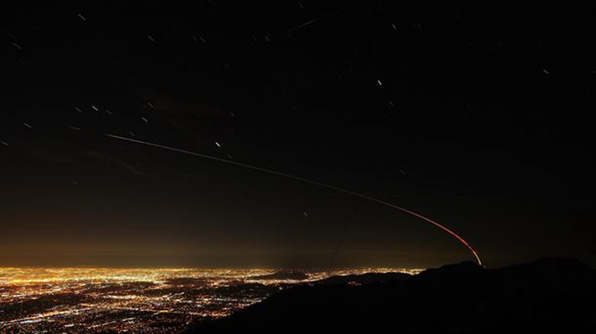 La sonda InShigt en el cielo de Los Ángeles (California). Foto: NASA.