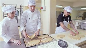 Aprende a cocinar la tradicional torta de San Blas, con Aitor y Leire