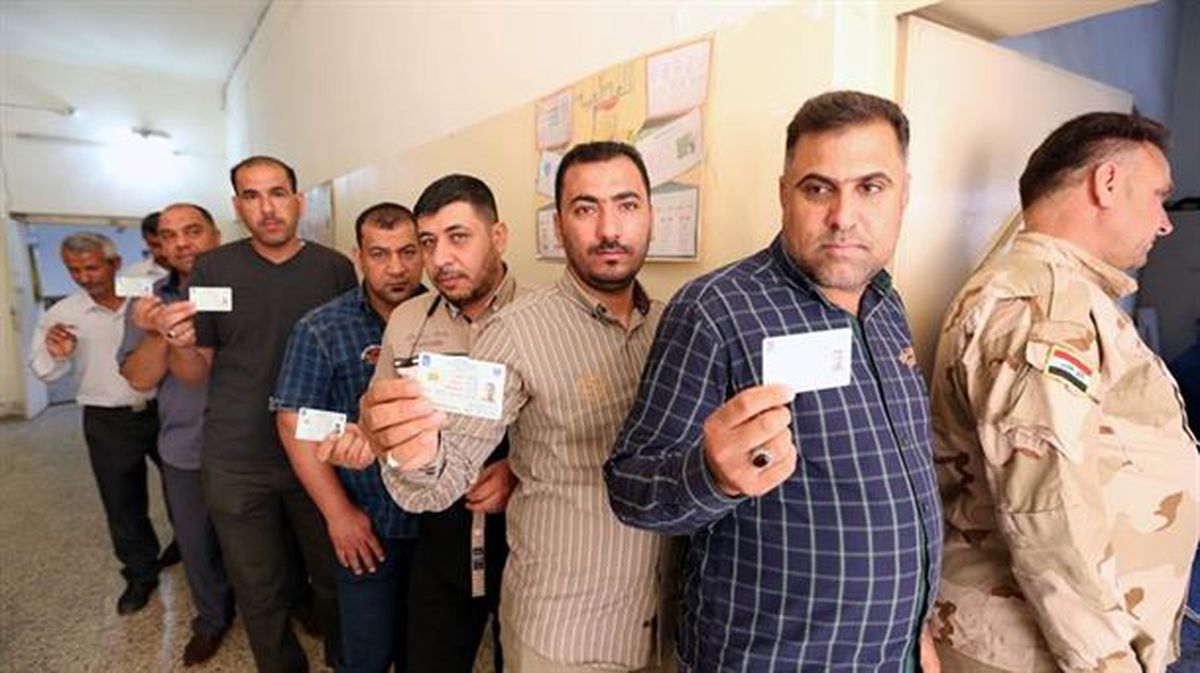 Soldados y civiles votan en Irak / EFE.