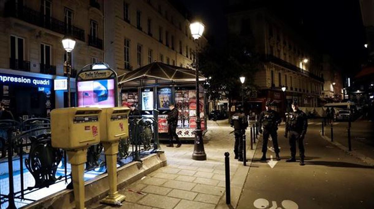 Frantziako polizia, erasoa izandako ingurua zaintzen. EFE