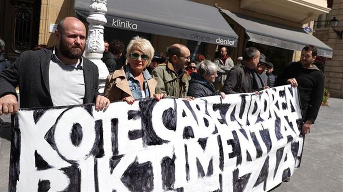 Protesta en contra del fotógrafo Kote Cabezudo