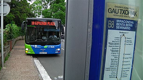 Un autobús por las calles de Donostia-San Sebastián