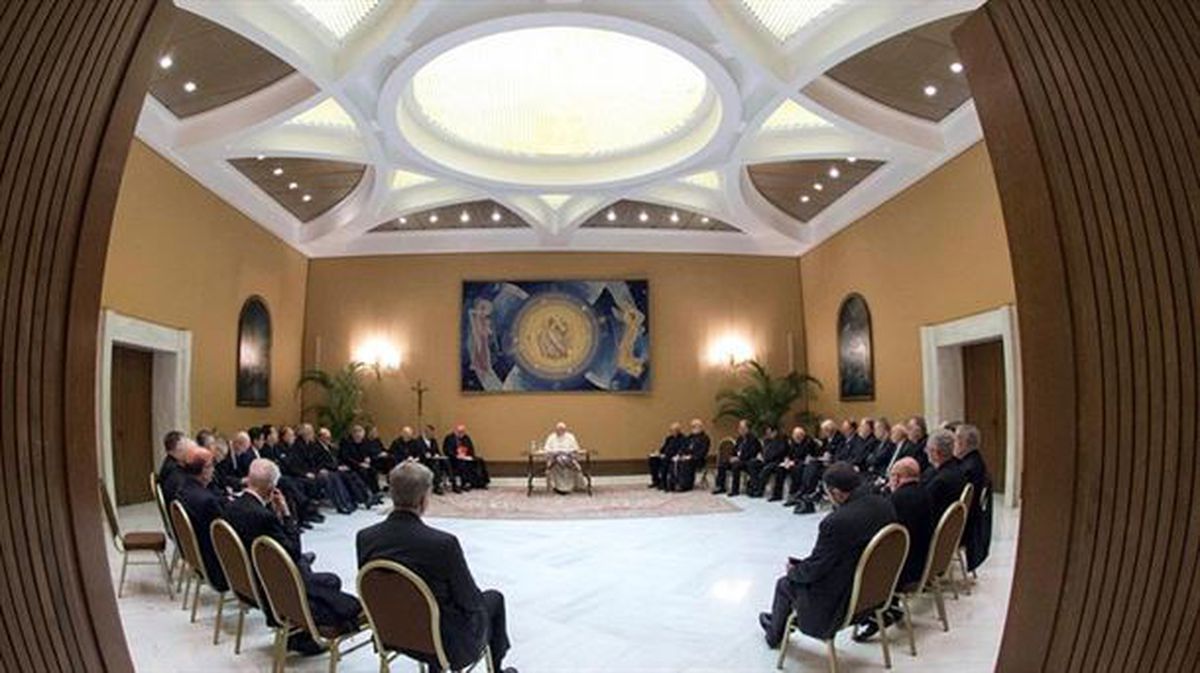 El papa Francisco con los 34 obispos chilenos. EFE