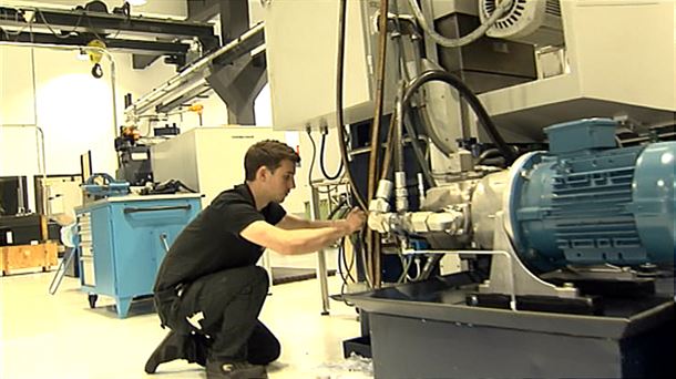 Un trabajador, trabajando en una máquina