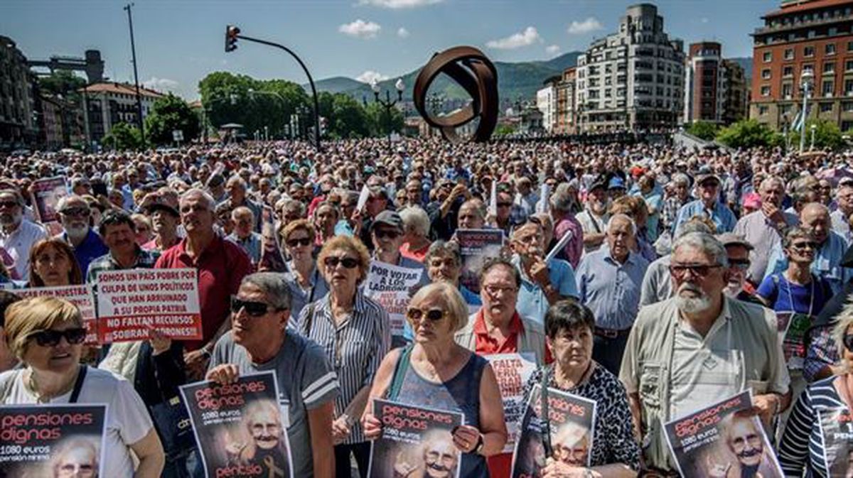 Pensionistas en la concentración de hoy en Bilbao. Foto: EFE