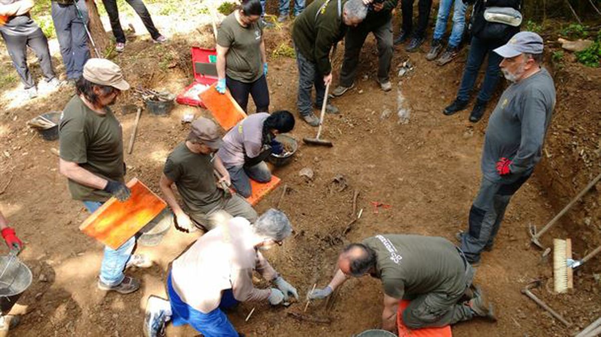 El forense Paco Etxeberria durante la exhumación de Lenarotz. Foto: Euskadi Irratia