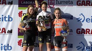 Amanda Spratt se exhibe en Urkiola y gana la Emakumeen Bira