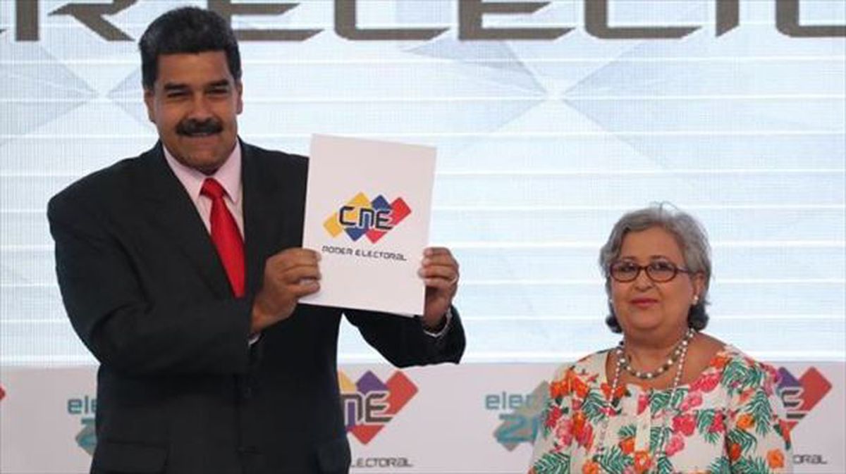 El presidente venezolano, Nicolás Maduro, recibe la credencial. Foto: EFE