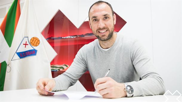 Iván Ramis firmando su nuevo contrato. Foto: @SDEibar