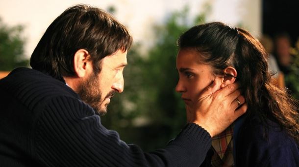 Fotograma de la película 'Nire aitaren etxea' con Carmelo Gómez y Verónica Echegui