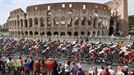 21ª etapa: El pelotón a su paso por el Coliseum de Roma. Foto: EFE title=