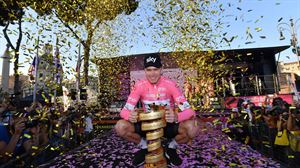 Chris Froome, Giroko txapeldunaren garaikurrarekin. Argazkia: EFE