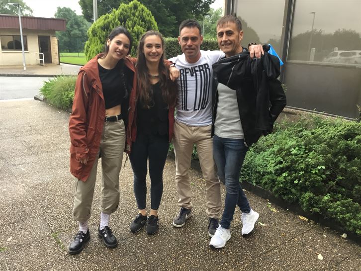 Yas, Irati, Igor y Félix, a su llegada a Miramon el día de la Gran Final.