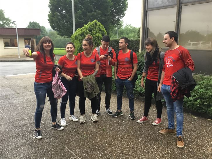 El equipo rojo, a su llegada a Miramon el día de la Gran Final.