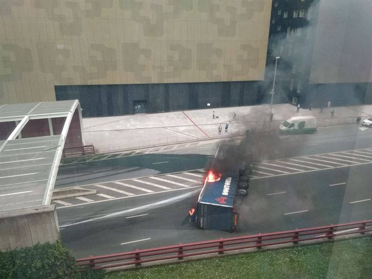 Camión en llamas. Foto: EiTB.