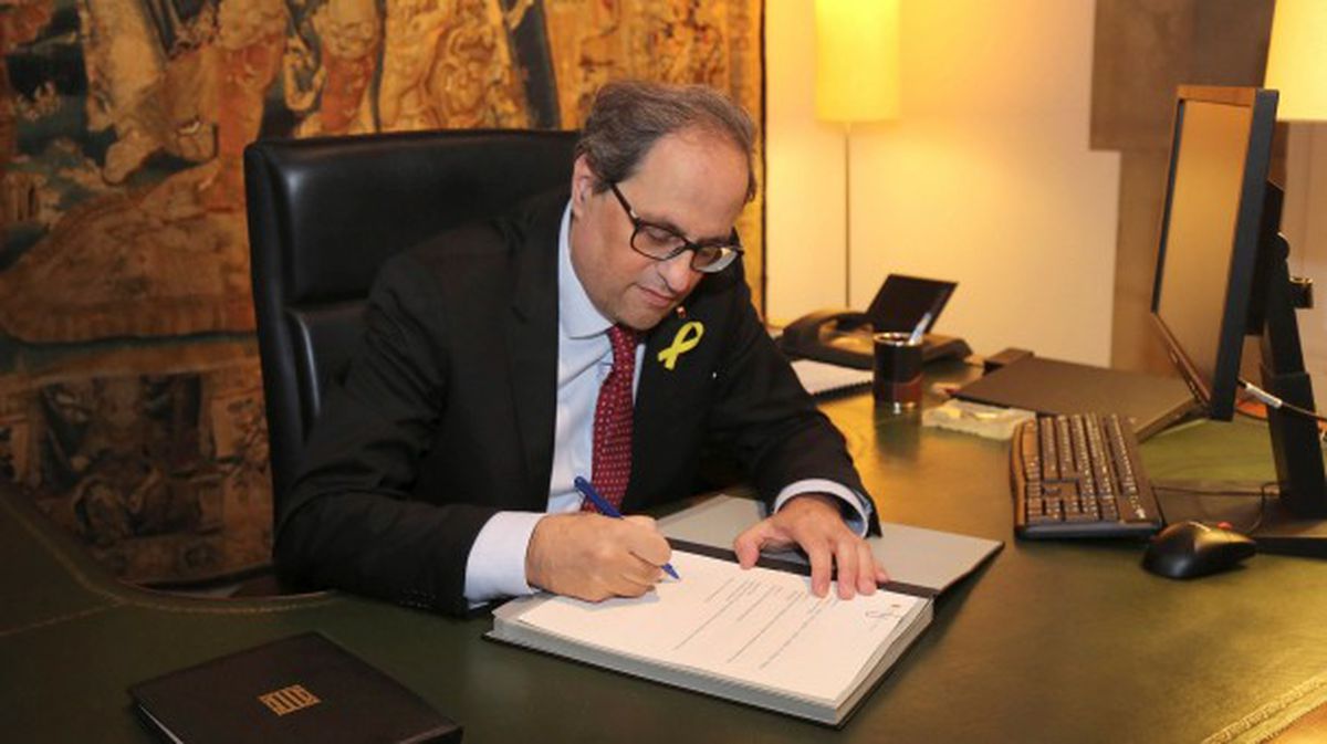 El presidente de la Generalitat, Quim Torra, firmando un nuevo decreto. EFE 