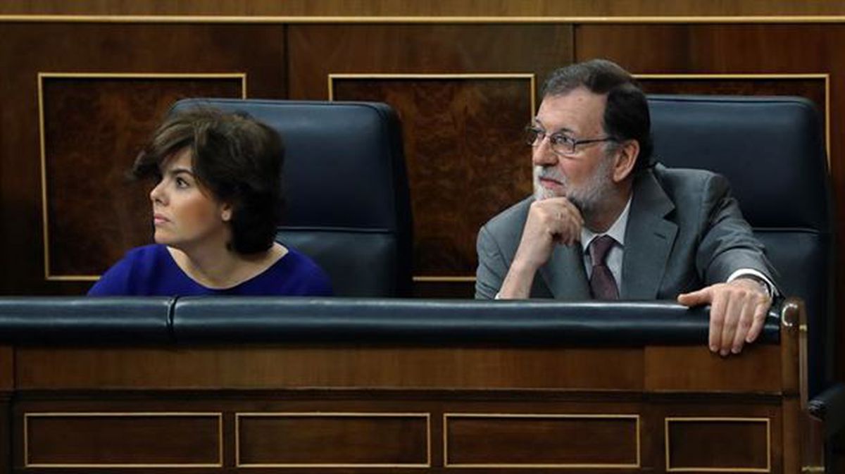 Sáenz de Santamaría y Rajoy durante la sesión de control en el Congreso. Foto: EFE