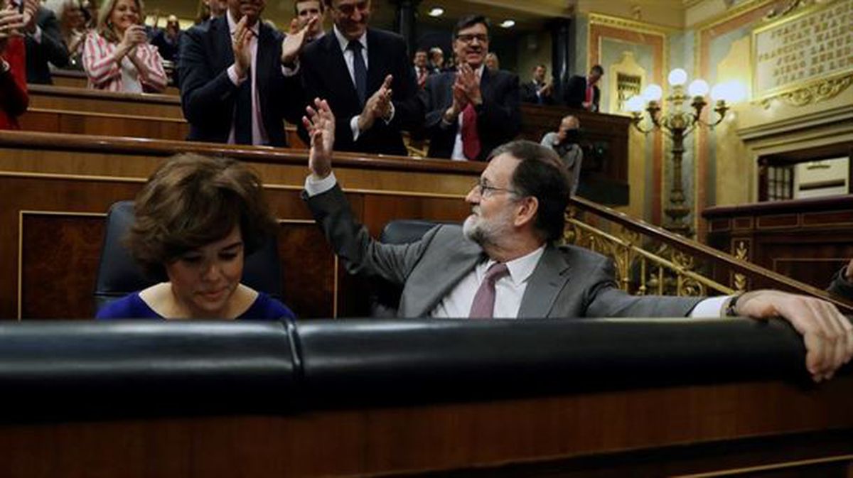 Rajoy es recibido con un prolongado aplauso de la bancada popular