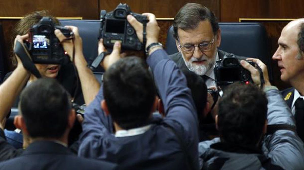 El grupo parlamentario popular recibe en pie a Mariano Rajoy