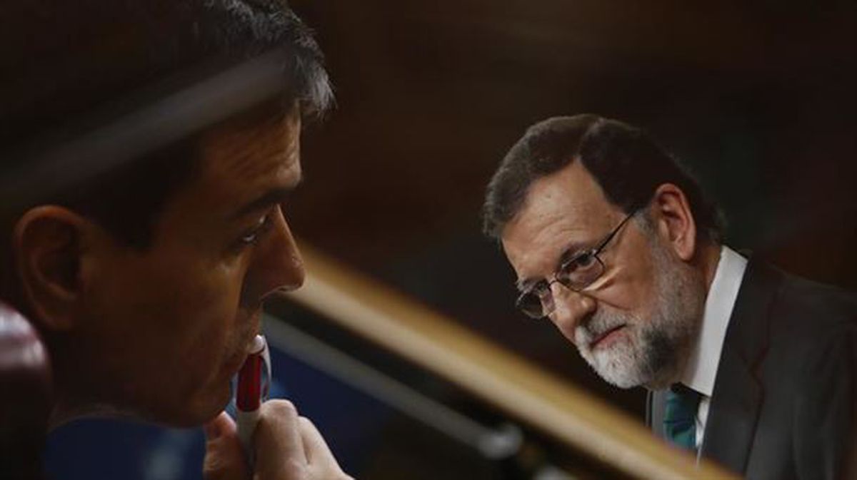 Pedro Sánchez y Mariano Rajoy durante el debate de la moción de censura.