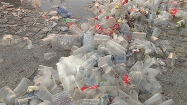 Plastikoa: ezinbesteko materiala, baina oker erabilia