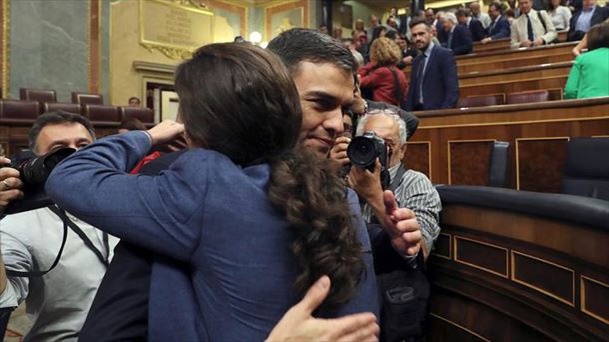 Sánchez e Iglesias se abrazan tras la moción de censura / EFE.