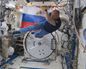 Dos cosmonautas rusos juegan con el balón oficial en la estación espacial